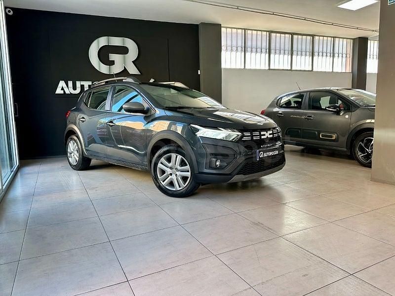 Usado Dacia Sandero Essentiel 91 CV (66 kW) 2023 Gris / plata Berlina