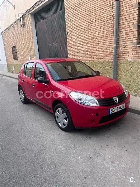 Usado Dacia Sandero Ambiance 75 CV (55 kW) 2008 Rojo Utilitario