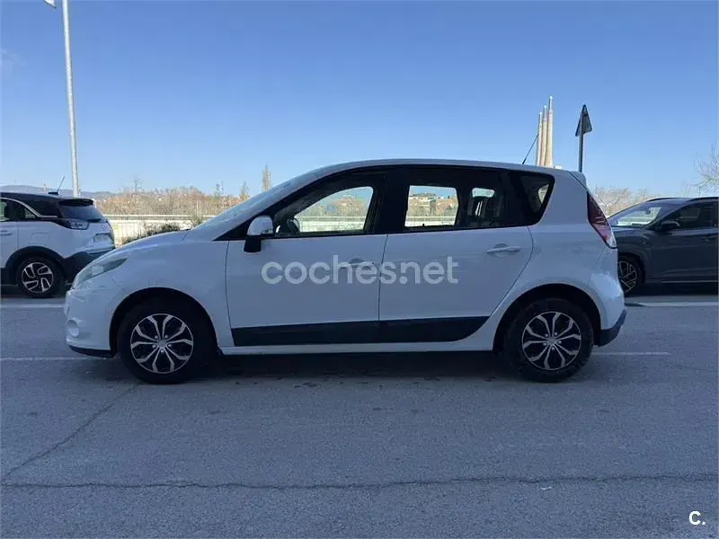 Usado Renault Scenic E-Tech Expression 105 CV (77 kW) 2010 Blanco Monovolumen