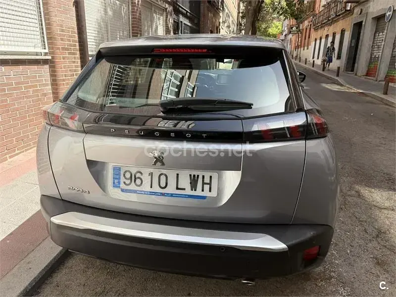 Usado Peugeot 2008 Active 110 CV (80 kW) 2022 Gris / plata SUV