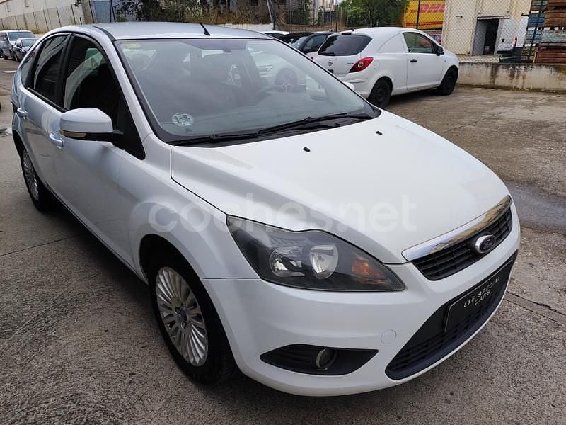 Usado Ford Focus Trend 109 CV (80 kW) 2011 Blanco Berlina