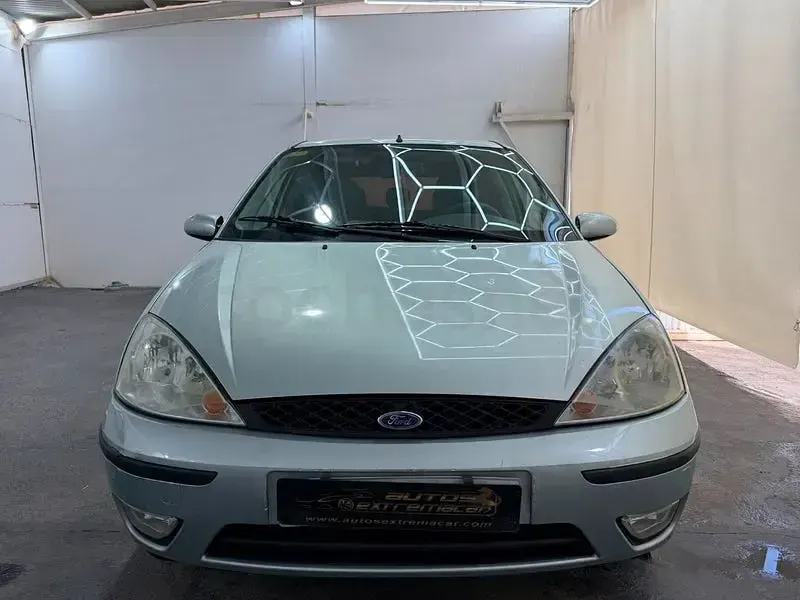 Usado Ford Focus Trend 100 CV (73 kW) 2003 Gris / plata Berlina