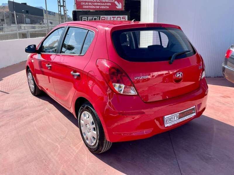 Käytetty Hyundai i20 75 HP (55 kW) 2013 Punainen Viistoperä