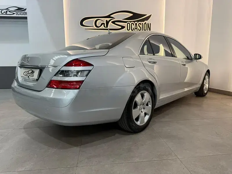 Usado Mercedes S500 388 CV (285 kW) 2006 Gris / plata Berlina