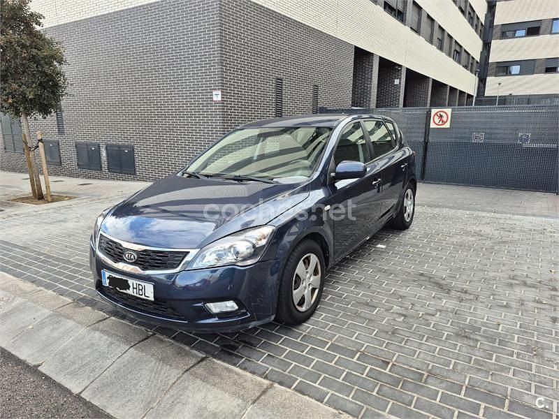 Azul Usado 2011 Kia Ceed Berlina | 4700 € (Super precio) - Imagen 1/4