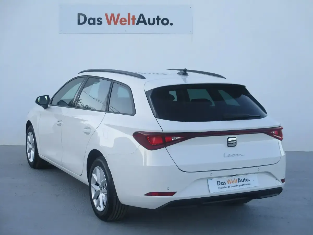 Usado Seat Leon Style 130 CV (95 kW) 2021 Blanco