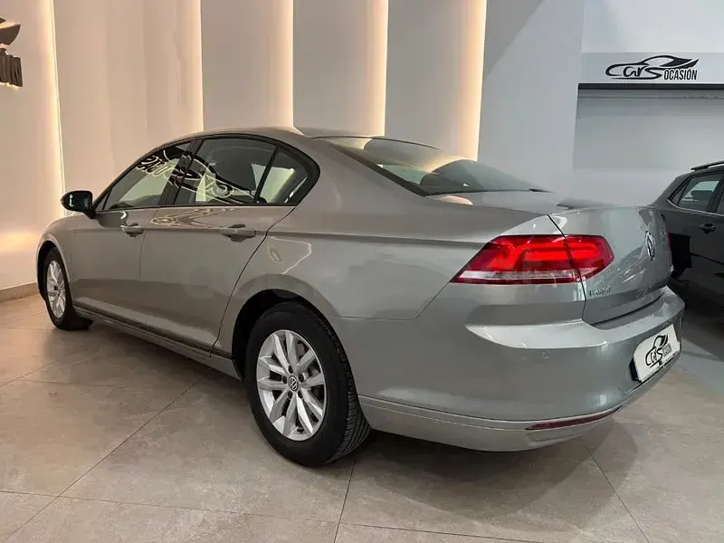 Usado VW Passat Edition 120 CV (88 kW) 2016 Gris / plata Berlina