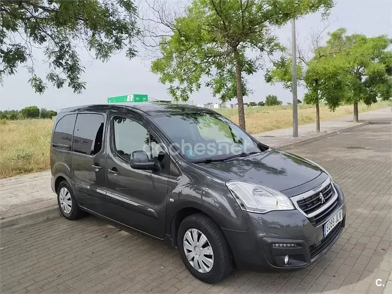 Usado Peugeot Partner Tepee Style 100 CV (73 kW) 2016 Gris / plata Monovolumen