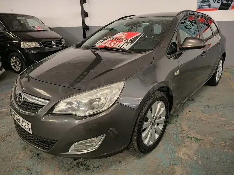 Usado Opel Astra Excellence 165 CV (121 kW) 2012 Gris / plata Familiar