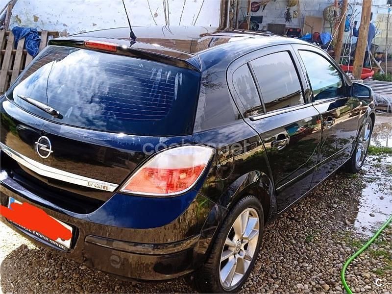 Usado Opel Astra Sport 100 HP (73 kW) 2005 Preto Sedan