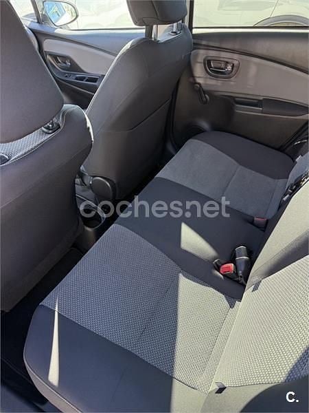 Usado Toyota Yaris Hybrid Active 100 CV (73 kW) 2014 Blanco Berlina