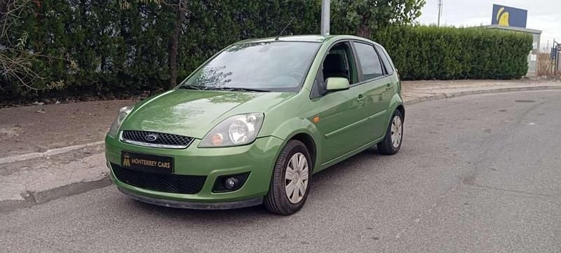Verde Usado 2006 Ford Fiesta Trend Utilitario | 3900 € (Precio justo) - Imagen 1/4