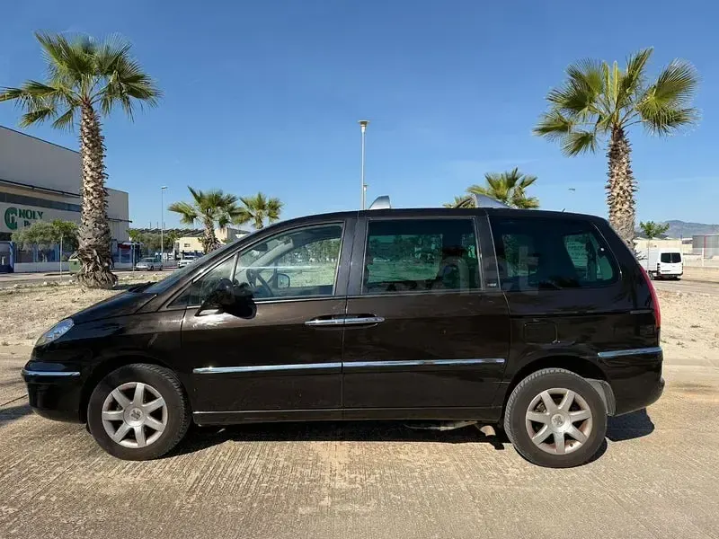 Usado Peugeot 807 Active 136 CV (100 kW) 2012 Negro Monovolumen