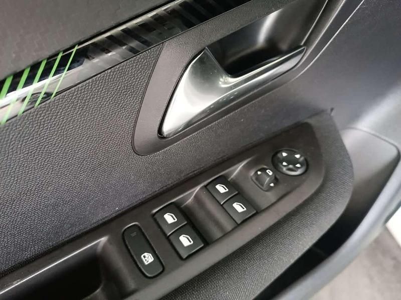 Usado Peugeot 208 Active 101 CV (74 kW) 2024 Blanco Utilitario