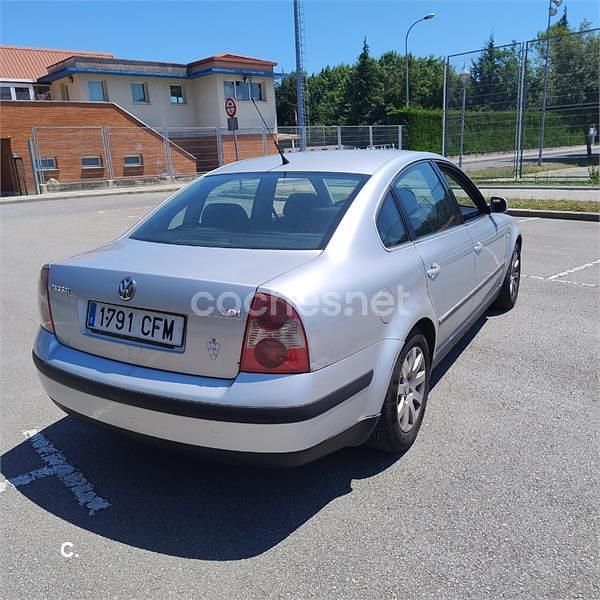 Usado VW Passat Edition 130 CV (95 kW) 2003 Gris / plata Familiar