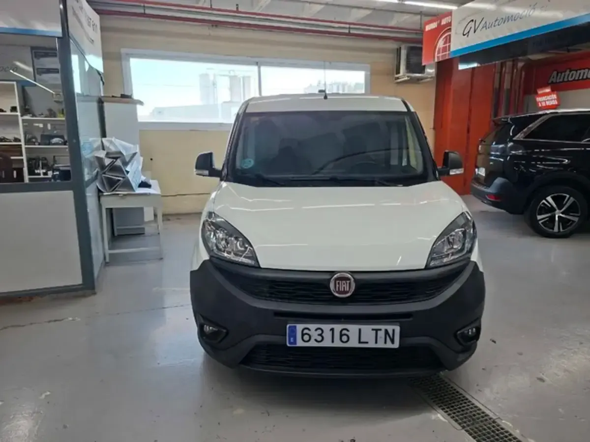 Usado Fiat Doblò 106 CV (77 kW) 2021 Blanco Monovolumen