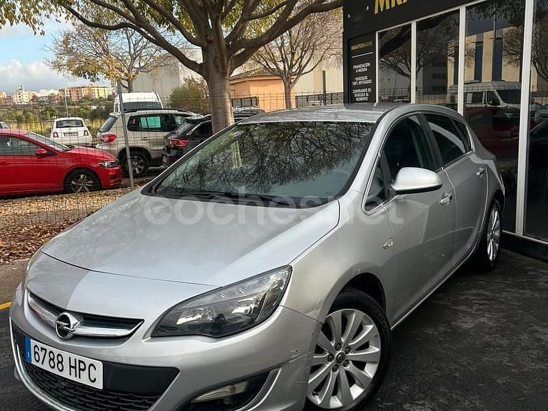 Gris / plata Usado 2013 Opel Astra Selective Berlina | 6990 € (Precio justo) - Imagen 1/4