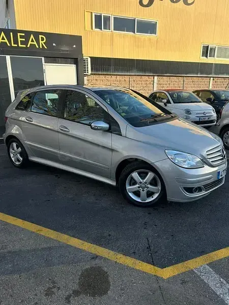 Usado Mercedes B180 109 CV (80 kW) 2008 Gris / plata Monovolumen