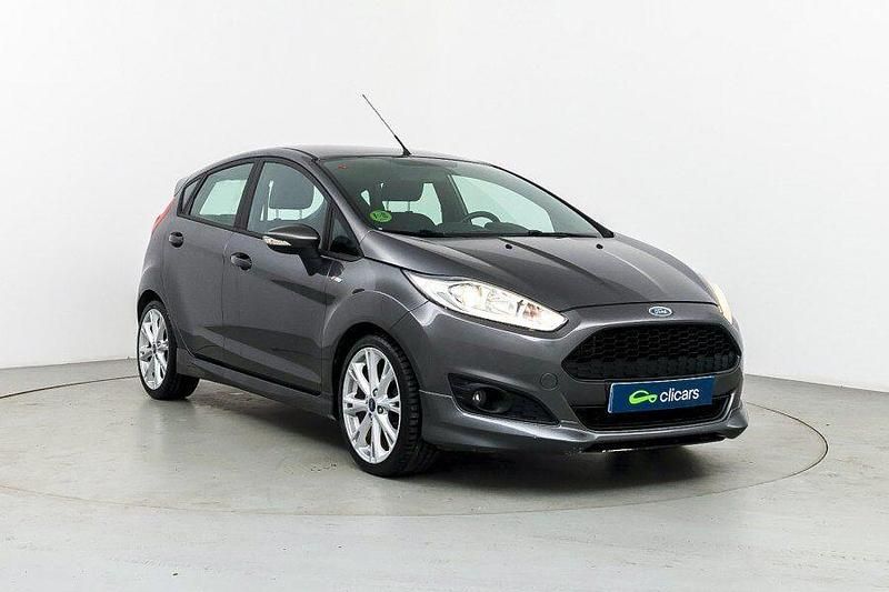 Usado Ford Fiesta ST-Line 120 CV (88 kW) 2017 Gris / plata Berlina
