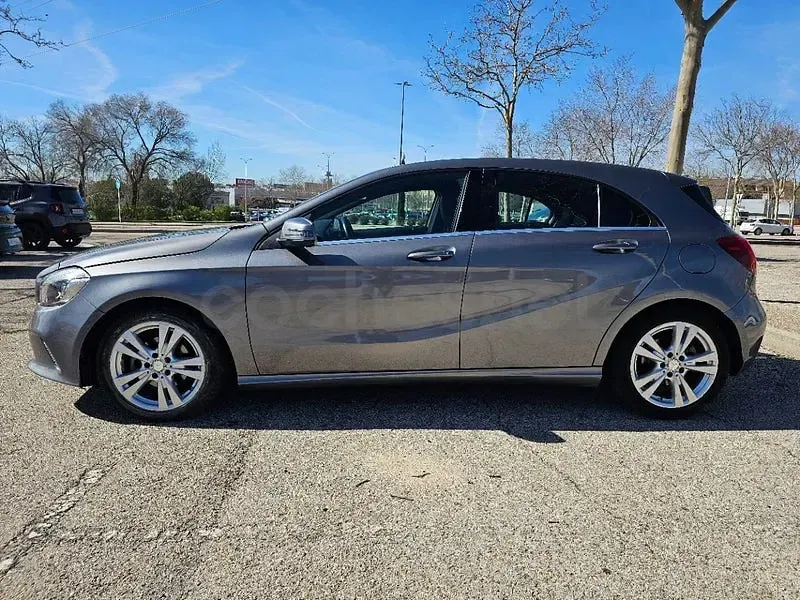 Usado Mercedes A180 Urban 109 CV (80 kW) 2016 Gris / plata Utilitario