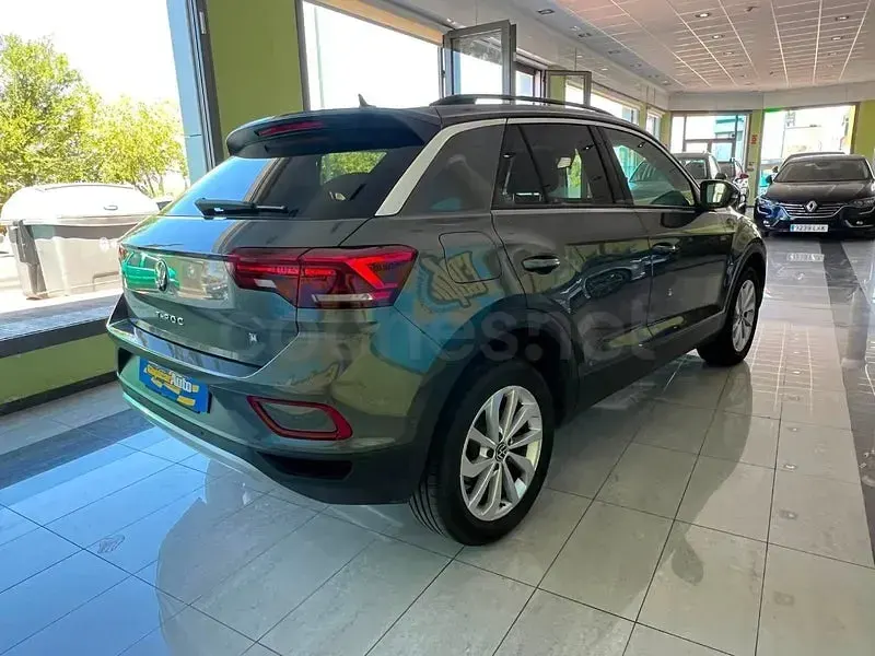 Usado VW T-Roc 150 CV (110 kW) 2025 Gris / plata SUV
