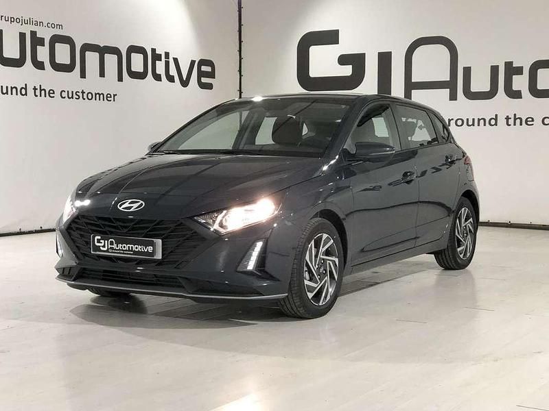 Gris Nuevo 2024 Hyundai i20 Utilitario | 16.990 € (Precio justo) - Imagen 1/4