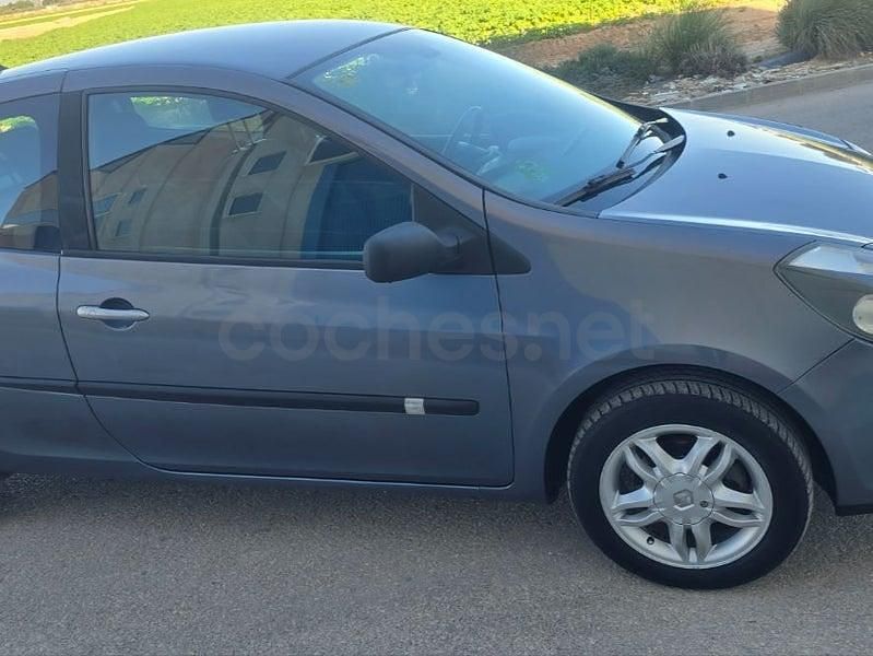 Usado Renault Clio II 100 CV (73 kW) 2009 Beige Berlina