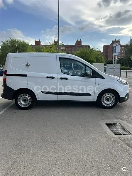 Usado Ford Tourneo Courier Ambiente 75 CV (55 kW) 2020 Blanco Monovolumen