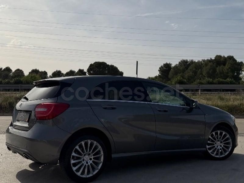 Usado Mercedes A180 Urban 122 CV (89 kW) 2013 Gris / plata Berlina