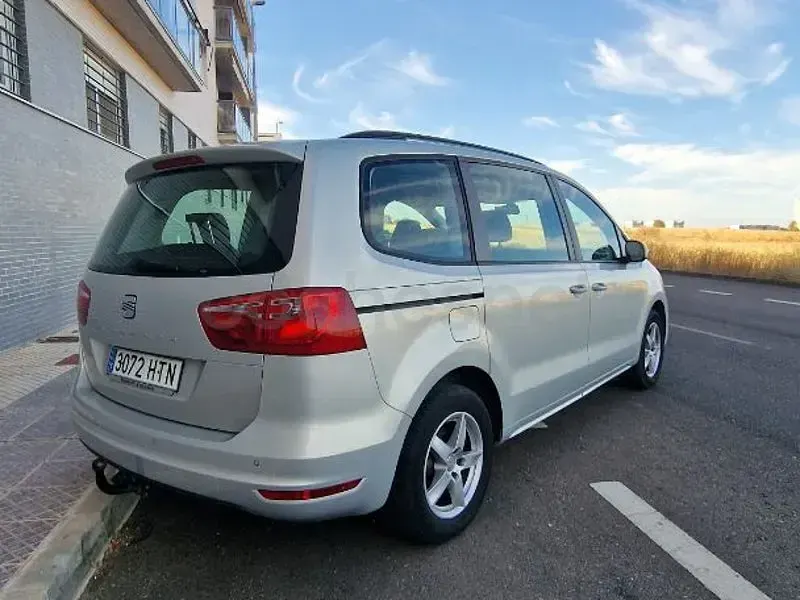 Usado Seat Alhambra Ecomotive 140 CV (102 kW) 2014 Beige Monovolumen