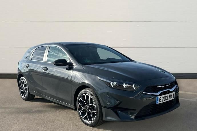 Usado Kia Ceed Style 101 CV (74 kW) 2025 Gris Utilitario