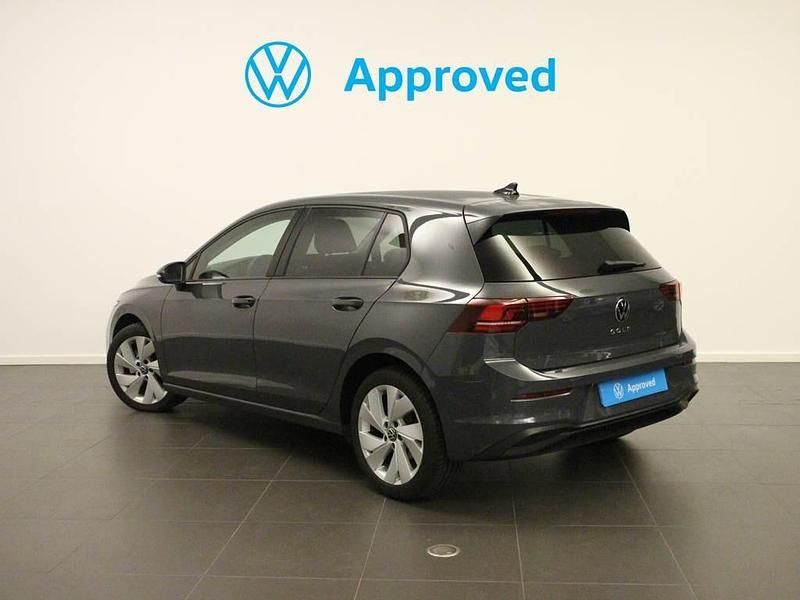 Usado VW Golf VIII Life 115 CV (84 kW) 2025 Gris Utilitario