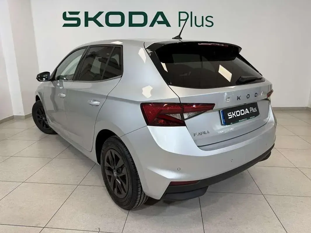 Usado Skoda Fabia Selection 95 CV (69 kW) 2026 Gris / plata Utilitario