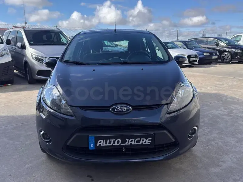 Usado Ford Fiesta Titanium 95 CV (69 kW) 2013 Gris / plata Berlina