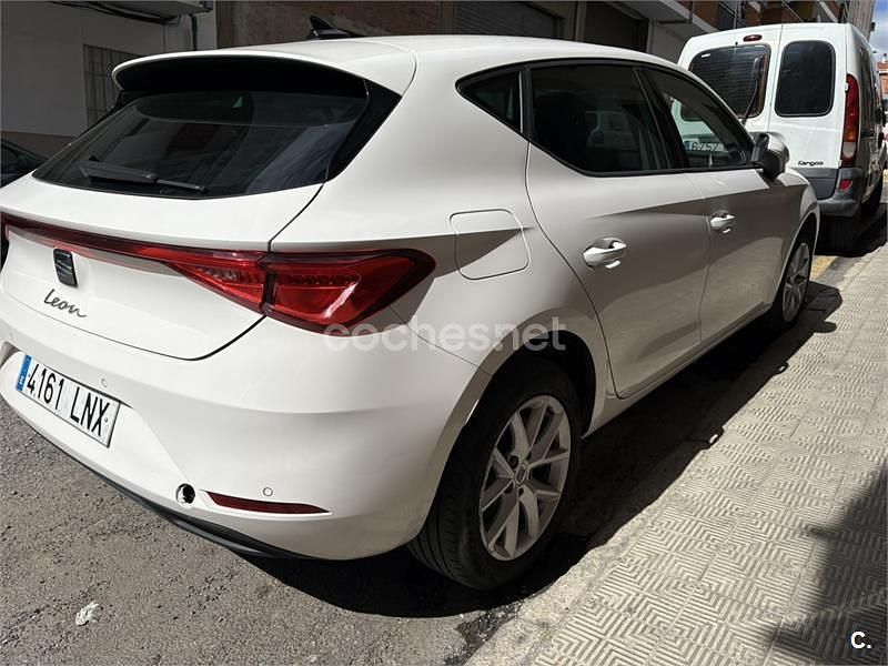 Begagnad Seat Leon Reference 115 HK (84 kW) 2021 Vit Sedan