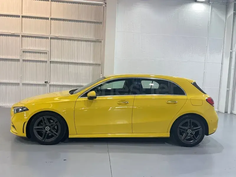 Usado Mercedes A180 116 CV (85 kW) 2021 Amarillo Berlina