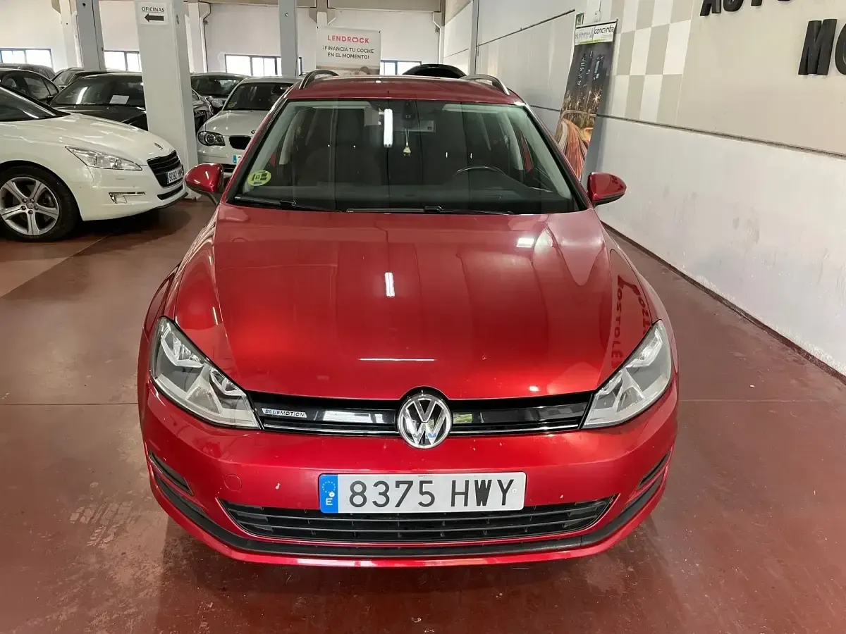 Usado VW Golf VII 110 CV (80 kW) 2014 Rojo Familiar