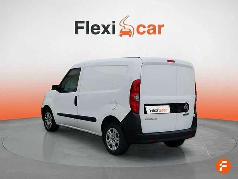 Usado Fiat Doblò Easy Plus 95 CV (69 kW) 2022 Blanco Monovolumen