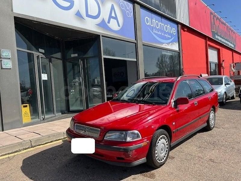 Usado Volvo V40 90 CV (66 kW) 1998 Rojo Familiar