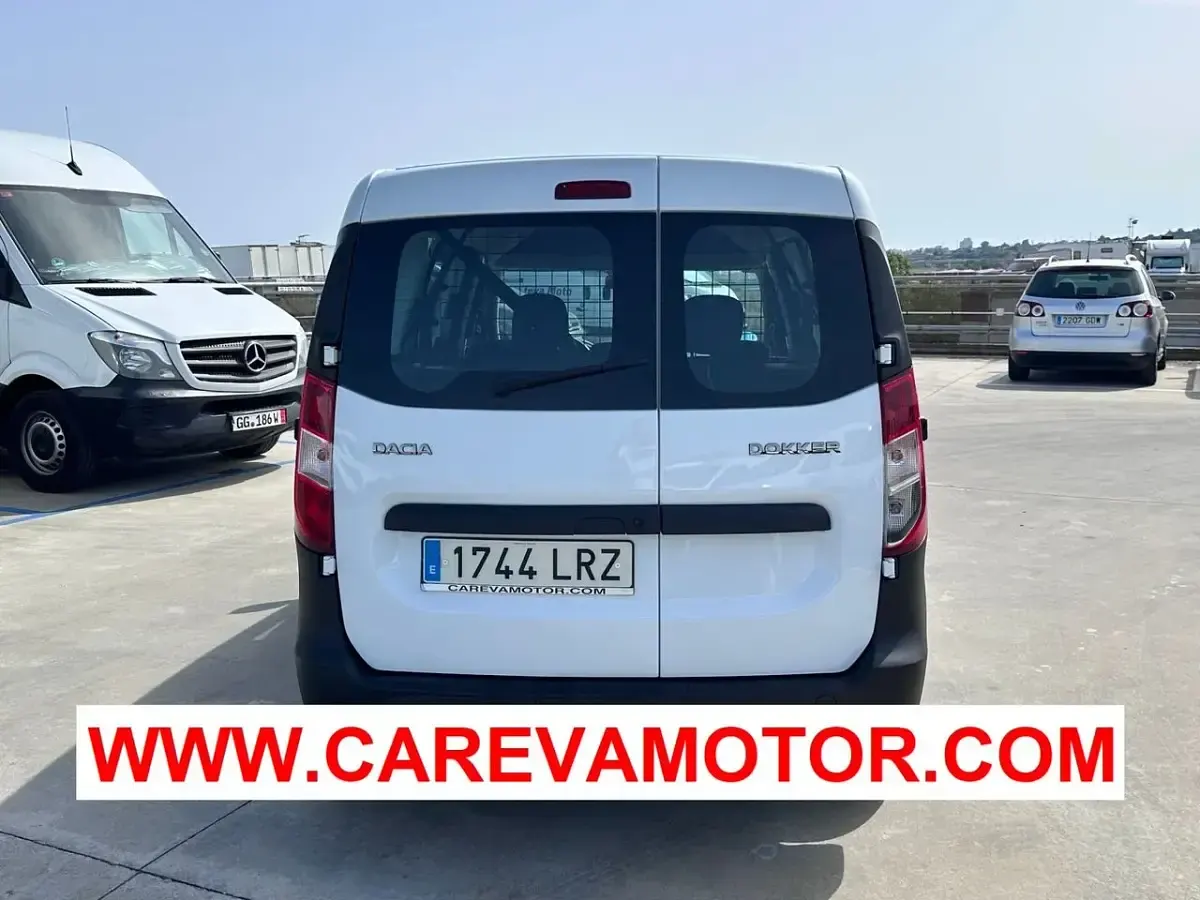 Usado Dacia Dokker Essentiel 110 CV (80 kW) 2021 Blanco Monovolumen