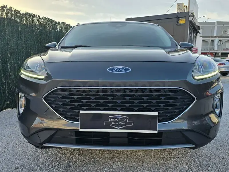 Usado Ford Kuga ST-Line 150 CV (110 kW) 2022 Gris / plata SUV