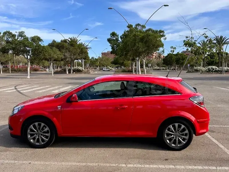 Usado Opel Astra GTC 110 CV (80 kW) 2011 Rojo Berlina
