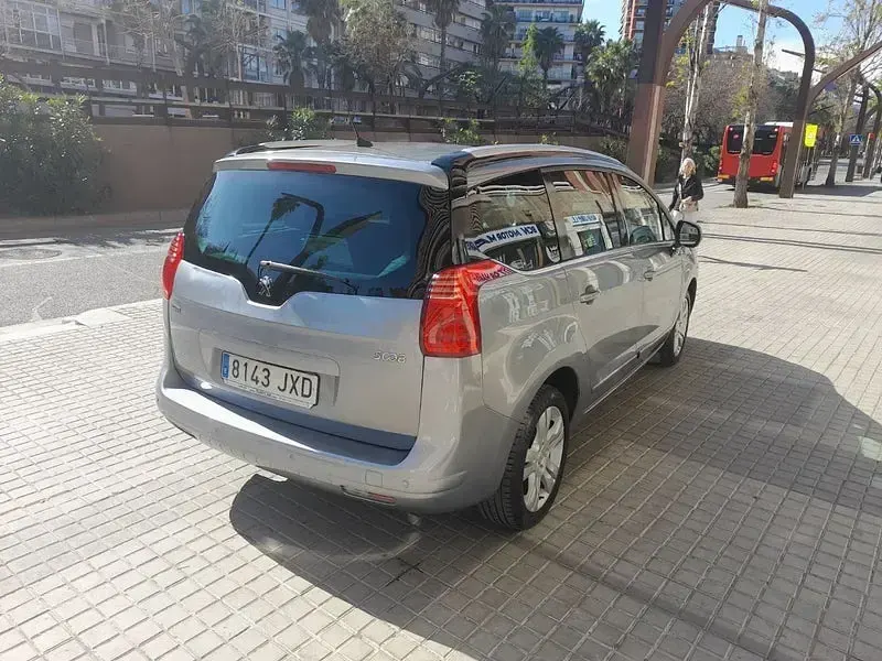 Usado Peugeot 5008 Allure 120 CV (88 kW) 2017 Gris / plata Monovolumen