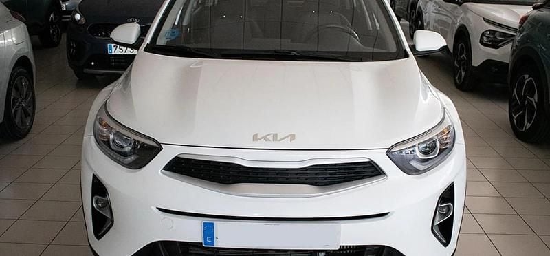 Usado Kia Stonic 101 CV (74 kW) 2024 Blanco SUV