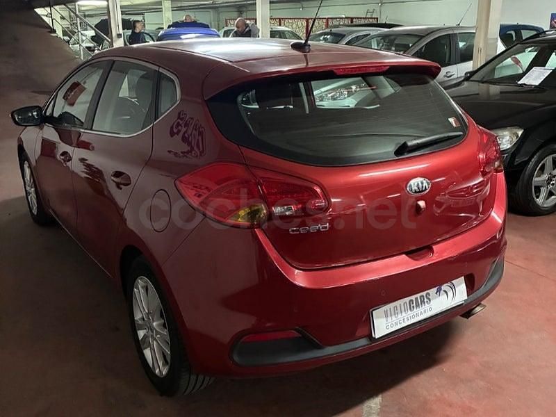 Usado Kia Ceed 100 CV (73 kW) 2014 Granate Utilitario
