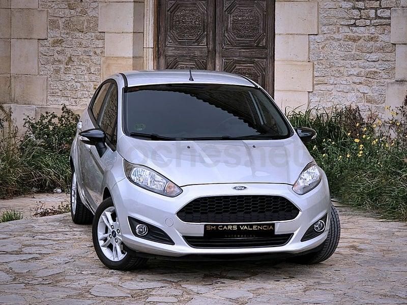 Usado Ford Fiesta Trend 82 CV (60 kW) 2017 Gris / plata Berlina