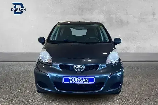 Usado Toyota Aygo 68 CV (50 kW) 2010 Gris Utilitario