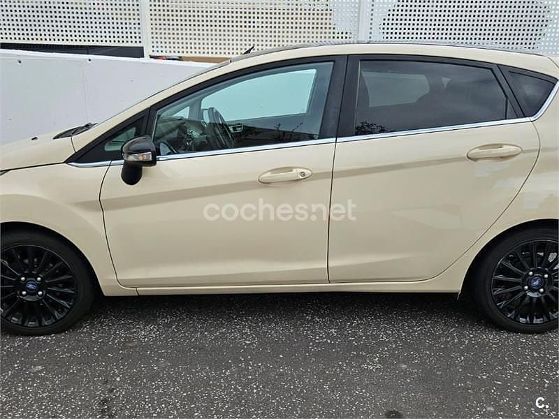 Usado Ford Fiesta Titanium 100 CV (73 kW) 2014 Beige Berlina