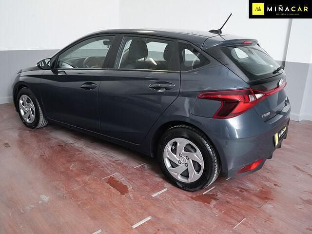 Usado Hyundai i20 100 CV (73 kW) 2022 Gris Berlina