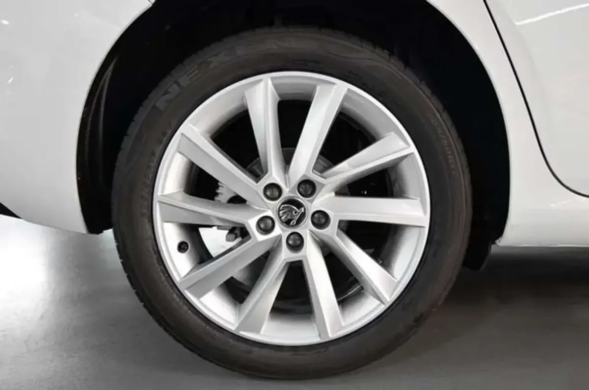 Usado Skoda Scala Ambition 110 CV (80 kW) 2023 Plateado Utilitario